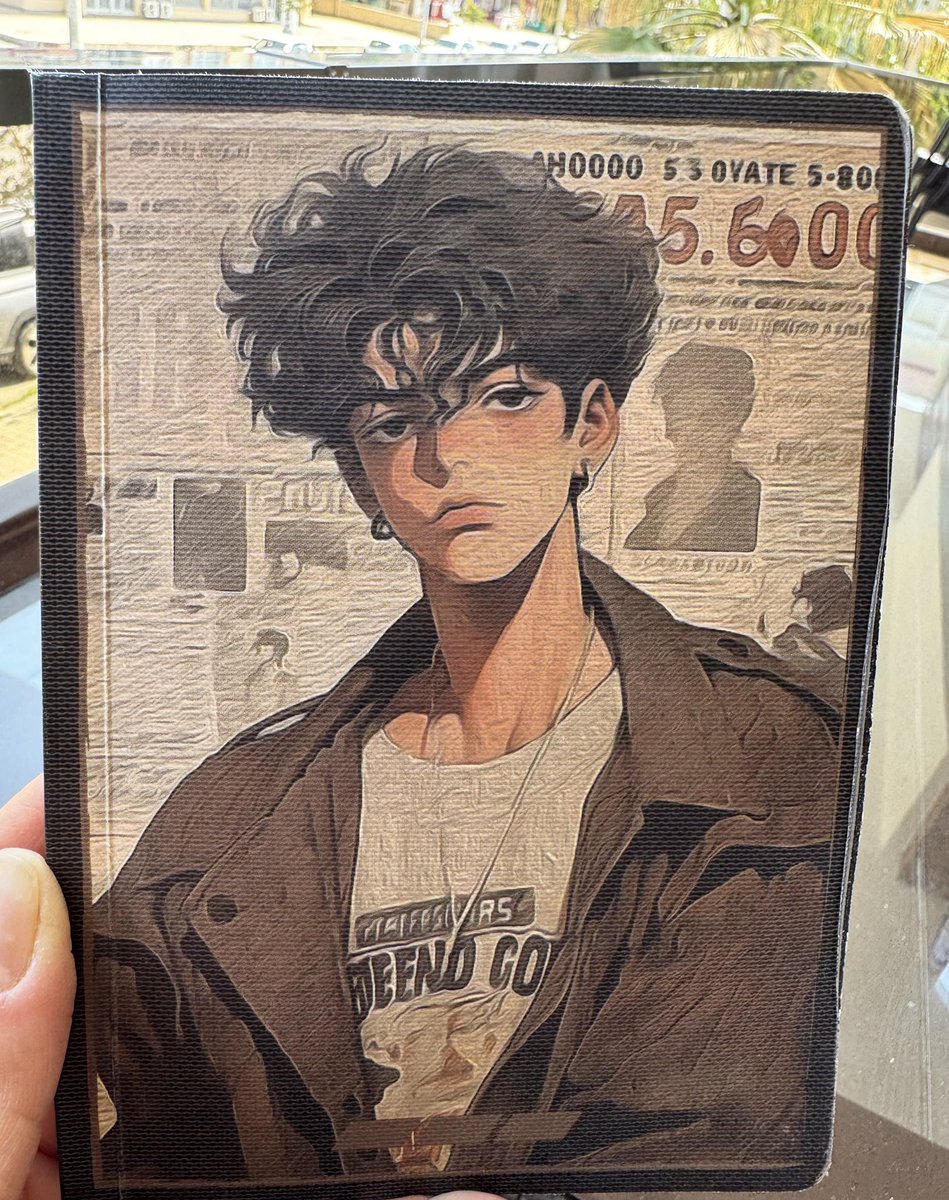 Bugün oğlumun okulunda kitap kırtasiye standı açmışlar. Bana da bu not defterini hediye olarak almış..
“Sen o abiyi çok seviyorsun ya ona benzediği için aldım.” dedi..
Senden uzakta 8 yaşında bir çocuğun dahi gönlüne girmişsin ya, 
aşk olsun sana Ahmet aşk olsun🥺🥹