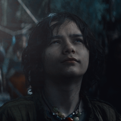 -si algo conserva son el gesto al despertarse y las melenas de boyband-.