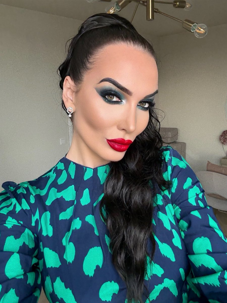 A maneater, make you work hard, make you spend hard, make you want all of her love 🤑

throne.com/goddess_kara