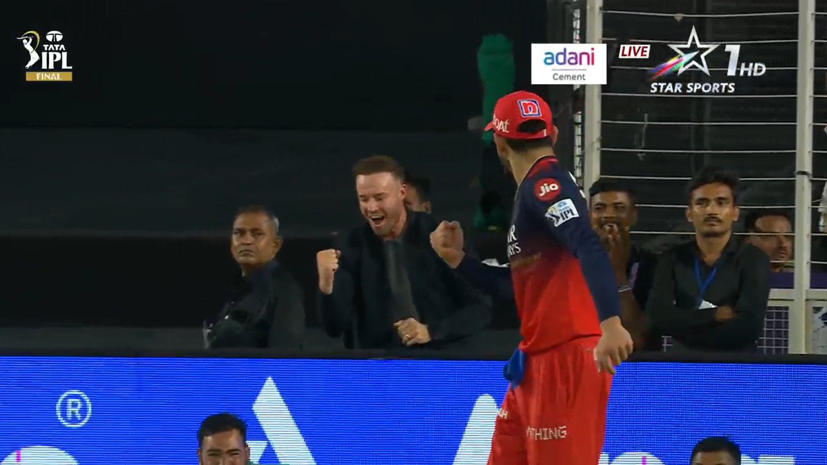 allaboutcric_'s tweet photo. Virat Kohli and AB De Villiers celebrating together https://t.co/kyo4IPV7Iy