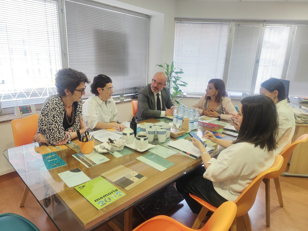 Nuestra decana <a href="/BelenNovillo19/">Belen Novillo García</a> , junto a <a href="/verotsocial/">Verónica Gallego</a>, <a href="/Anagarciamont/">Ana Garcia</a>  y Ana Valmala, secretaria, vicedecana segunda y vocal de la Junta de Gobierno, respectivamente, se han reunido con <a href="/franmartagui/">Fran Martín Aguirre</a> y Eva Corrales de <a href="/DGobiernoMadrid/">Delegación del Gobierno en Madrid 🏛️</a>