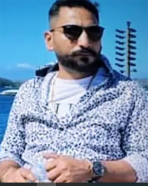 TenHeadlines's tweet photo. An #IndianOrigin man, #GauravKundi, was allegedly pinned to the ground, #KneedInTheNeck and kept on chokehold by #SouthAustralianPolice during a violent #Arrest. He is in a #Critical condition. (https://t.co/zxP1K9ERzG) https://t.co/31HIho42Eh