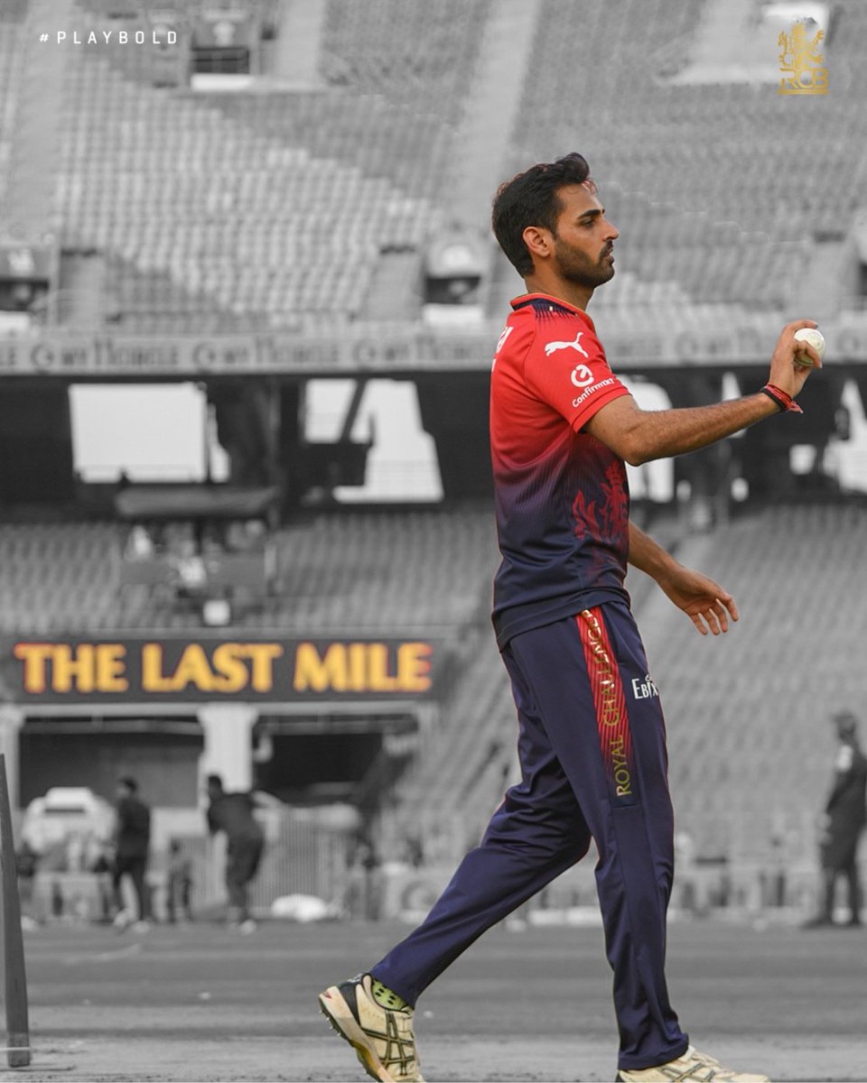 ChaituSRHRiser's tweet photo. #RCB waited these many years for this man to win the Trophy 🏆 

That's the tweet 

 @BhuviOfficial Love you Champ 🧡 https://t.co/12Hn9mOKlY