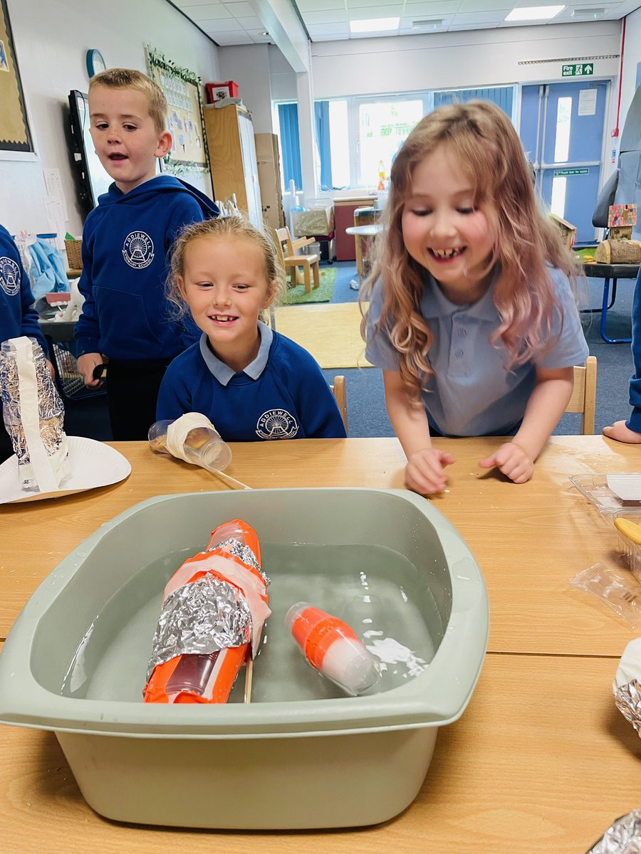 AddiewellPS's tweet image. Our STEM Through Stories after school club created some very successful boats to help the Gingerbread Man cross the river! Our engineering skills are definitely a safer bet than trusting a fox! @YoungSTEMLeader
