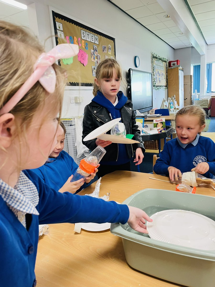 AddiewellPS's tweet image. Our STEM Through Stories after school club created some very successful boats to help the Gingerbread Man cross the river! Our engineering skills are definitely a safer bet than trusting a fox! @YoungSTEMLeader