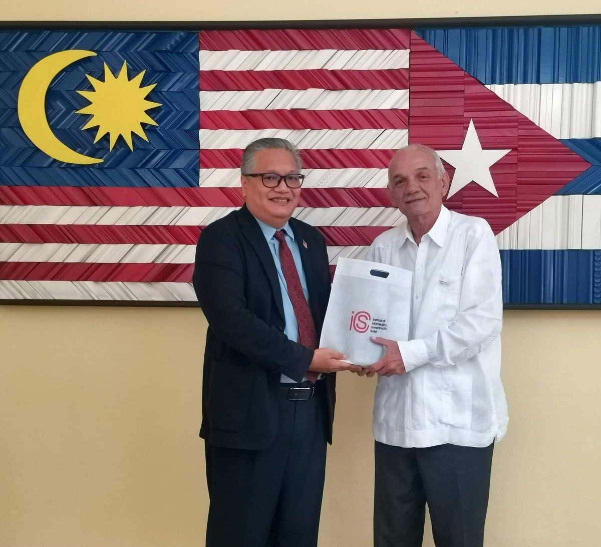 MYEmbHavana's tweet photo. Thank you Mr. Humberto Juan  Fabian Suarez, President of the Council of Brand Country of Cuba for your visit to our Embassy this morning. https://t.co/WL5Z8a3YtD