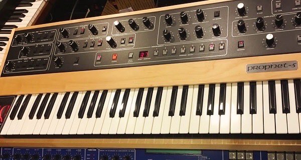 Prophet_5_10's tweet image. Who knows the story behind this rare Prophet-5 Special Edition? Drop your thoughts or memories below 👇
© @dame.sys.ex
#Prophet5 #Prophet5SpecialEdition #SequentialCircuits #DaveSmithInstruments #AnalogSynth #VintageSynth #SynthCommunity #SynthLove #HardwareHeaven