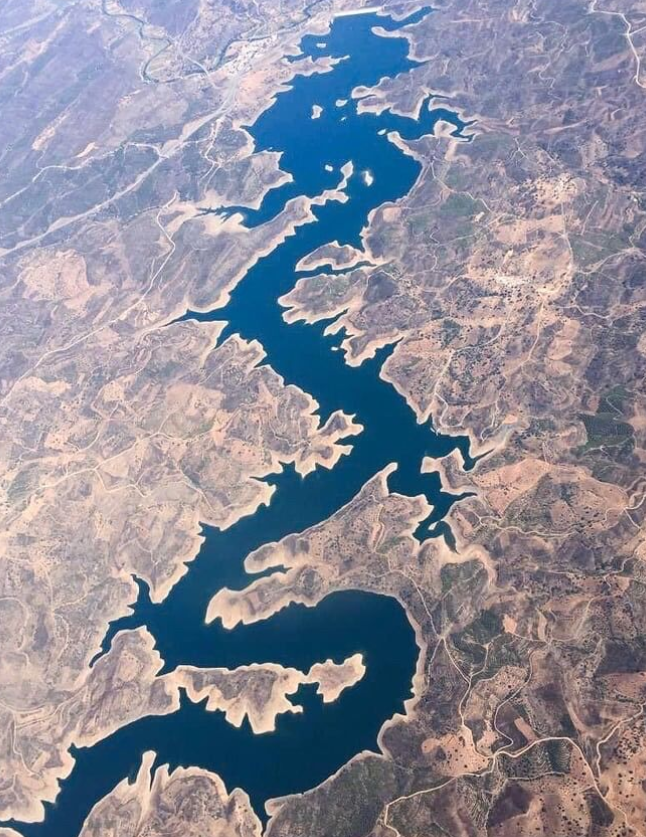 VelocidTV's tweet photo. ☀️#funfact | Vue de l'espace de la #rivière #Odeleite au Portugal révèle sa forme de serpentine frappante - lui donnant le surnom de « Le #dragon #bleu. ” https://t.co/s3Ed7FYH0p