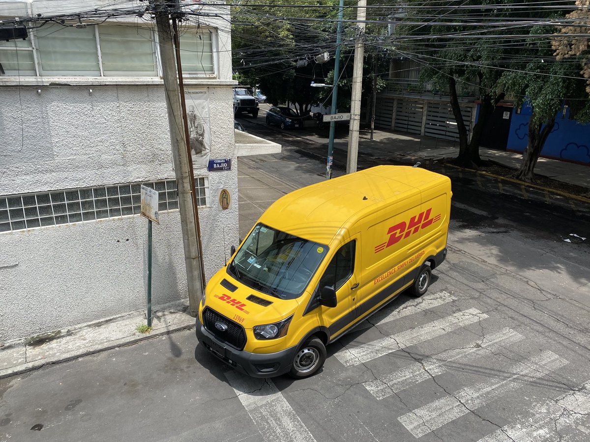 MariedelaCle's tweet photo. @DHLMex ojo con la unidad 15969, dejó la camioneta ahí más de media hora con mucho lugar para estacionarse al rededor. Está en Bajío, Roma Sur https://t.co/Mq06NFHAqV