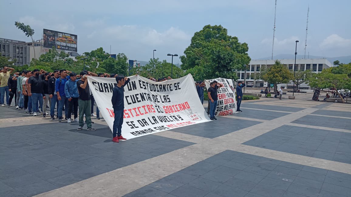 GabyCoutino's tweet photo. Tome precauciones. En estos momentos, #Estudiantes de la #NormalRural #Mactumactzá protestan frente a palacio de gobierno en #TuxtlaGutiérrez. #Chiapas https://t.co/z0e1KnyyPa