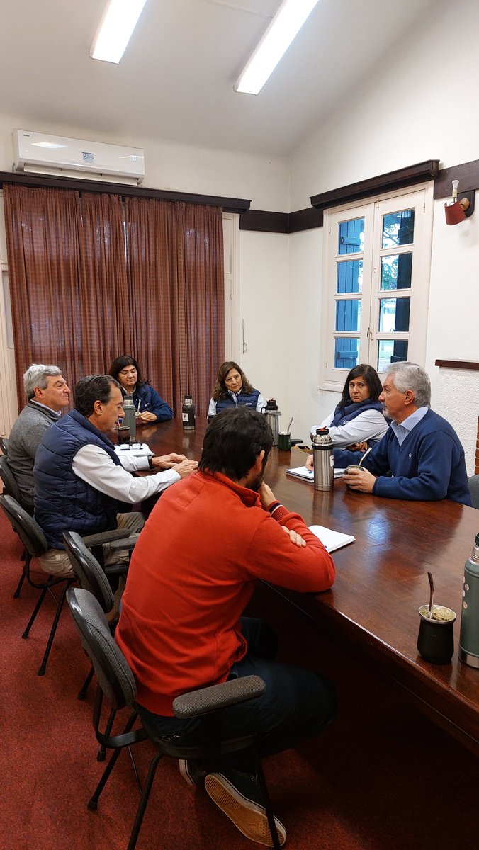 Una delegación <a href="/INASE_UY/">INASE Uruguay</a> visitó la EEMAC y mantuvo un intercambio con docentes de Producción Vegetal de <a href="/FagroUdelar/">Facultad Agronomía</a> 
Dialogaron sobre convenios en evaluación de variedades y cooperación interinstitucional en actividades de enseñanza, además analizar otras posibles interacciones.