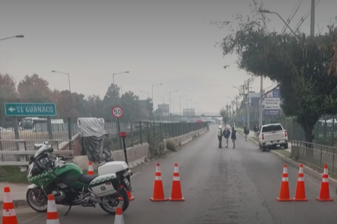TransporteInforma Región Metropolitana De Santiago (@ttisantiago) on Twitter photo Actualización (13:54). Se mantiene el tránsito SUSPENDIDO en vía local de <a href="/Vespucio_Norte/">Autopista Vespucio Norte</a>
al poniente entre paso superior El Guanaco y Camino El Guanaco, debido a procedimiento SIAT por accidente grave que involucra a motorista. Opte por alternativas #Huechuraba Actualización (13:54). Se mantiene el tránsito SUSPENDIDO en vía local de <a href="/Vespucio_Norte/">Autopista Vespucio Norte</a>
al poniente entre paso superior El Guanaco y Camino El Guanaco, debido a procedimiento SIAT por accidente grave que involucra a motorista. Opte por alternativas #Huechuraba