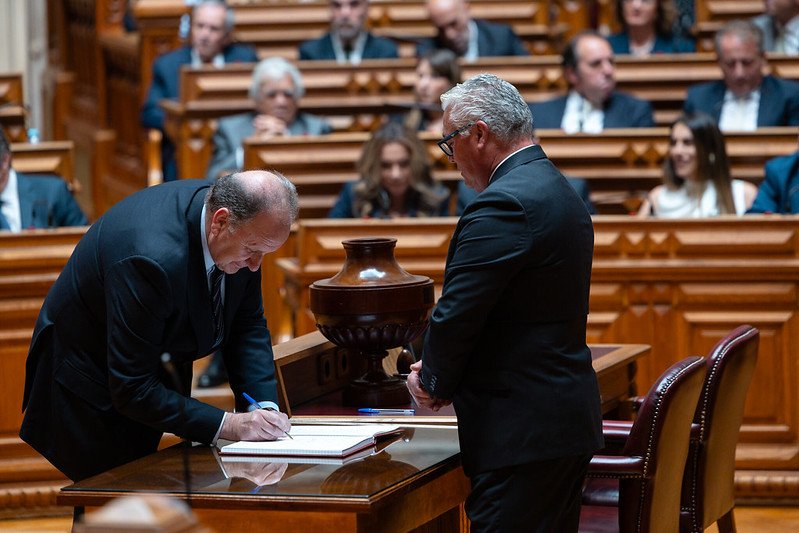 CGoncalves2024's tweet photo. No momento da eleição para o Presidente da Assembleia República e da tomada de posse como Deputado da XVII Legislatura . https://t.co/mQCCZu7Fj9