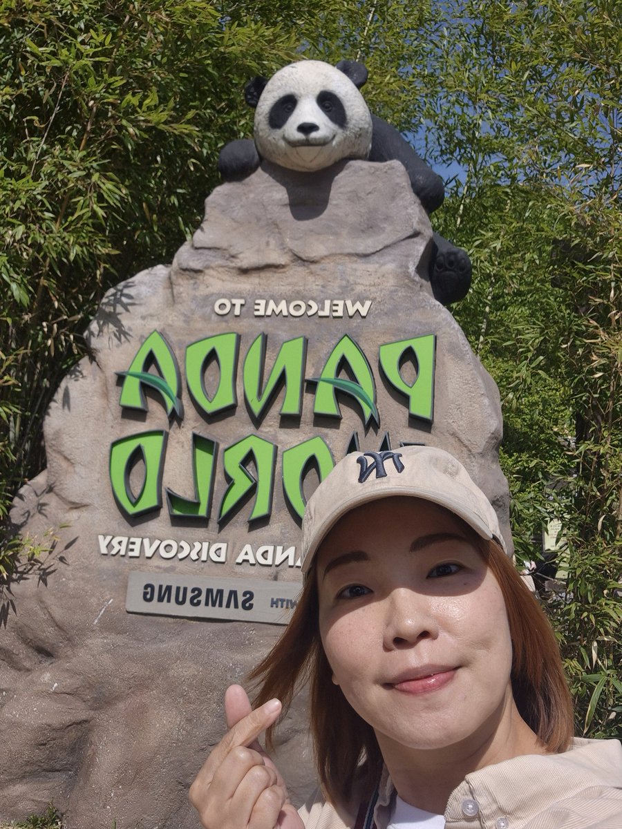 j_juandy's tweet image. Finally met my Idol Panda 😍 Bao Family in #Everland on 7th May 2025. Dreams came true 🥳🫶 #grateful #worklyfe #panda #ontour #korea