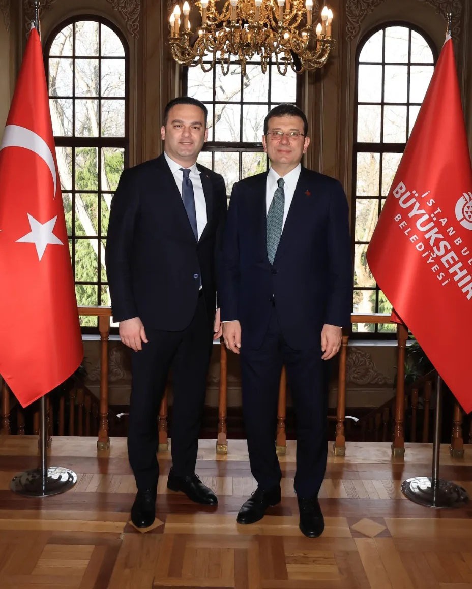 Hasbi DEDE (@hasbidede) on Twitter photo Umutlarımızı ve geleceğe olan inancımızı gönderiyorum başkanım, kırmızı kurdeleli bir kutuda; üzerinde "İyi ki doğdun" yazan bir notla! Bu gün üfleyip de söndüremediğin her mum, bil ki adil bir Türkiye hayalimizde yolumuzu aydınlatacak...
<a href="/ekrem_imamoglu/">Ekrem İmamoğlu</a> Umutlarımızı ve geleceğe olan inancımızı gönderiyorum başkanım, kırmızı kurdeleli bir kutuda; üzerinde "İyi ki doğdun" yazan bir notla! Bu gün üfleyip de söndüremediğin her mum, bil ki adil bir Türkiye hayalimizde yolumuzu aydınlatacak...
<a href="/ekrem_imamoglu/">Ekrem İmamoğlu</a>