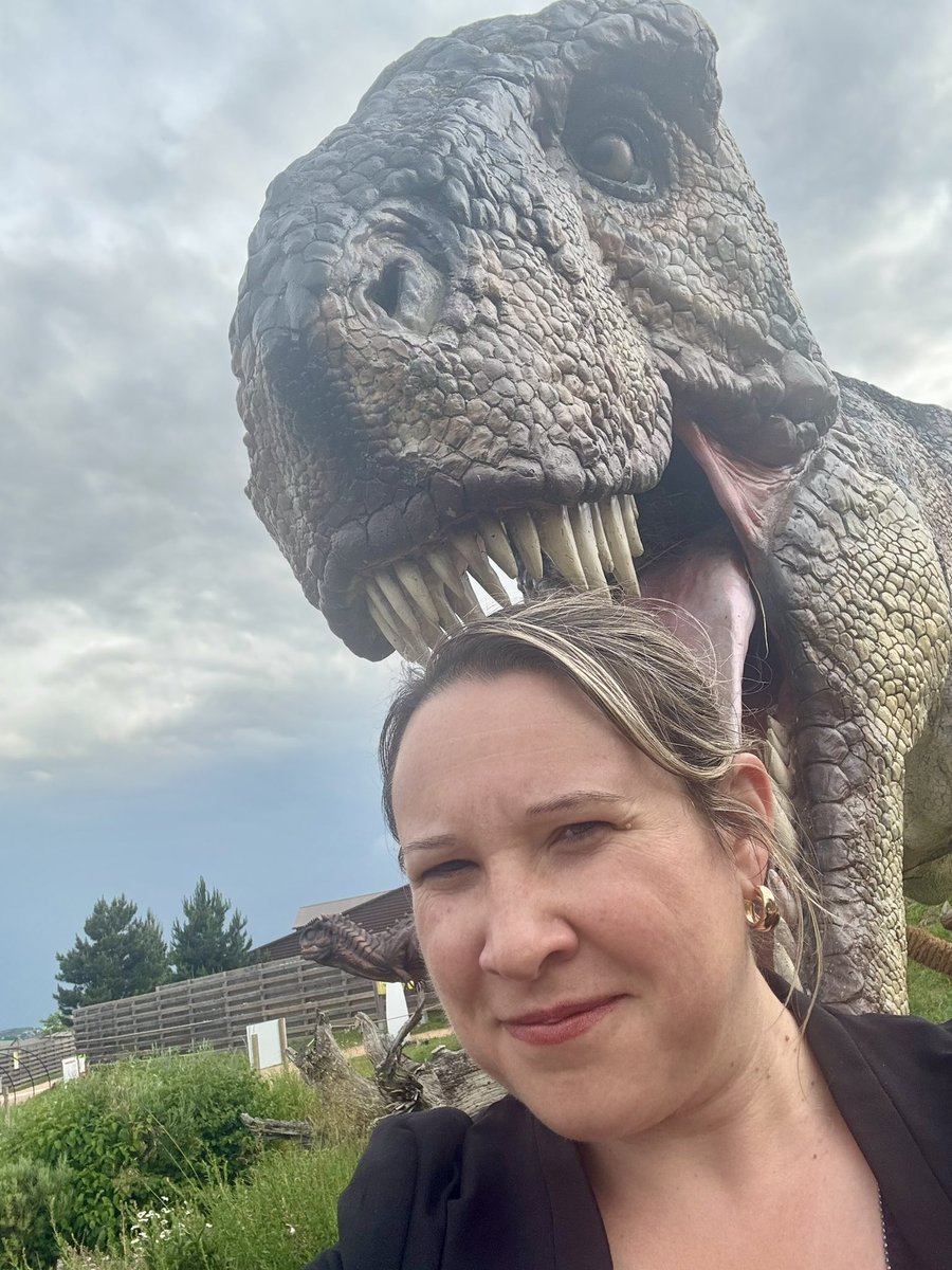 !  🦖 Ressemblance avec du quotidien? 😉😊😏 #paleopolis #gannat #humourlocal 
La saison est ouverte on vous attend! 🦖