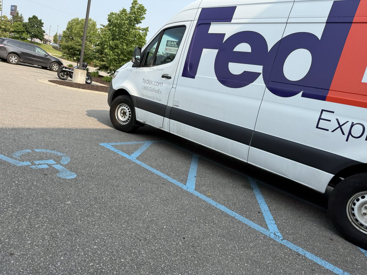 AuthorBryanD's tweet photo. @FedEx @FedExHelp is it policy for your Grand Rapids, MI drivers to park in a handicapped spot and block the ramp access space while delivering?
This driver thoughts so! https://t.co/MURTrPnYRh