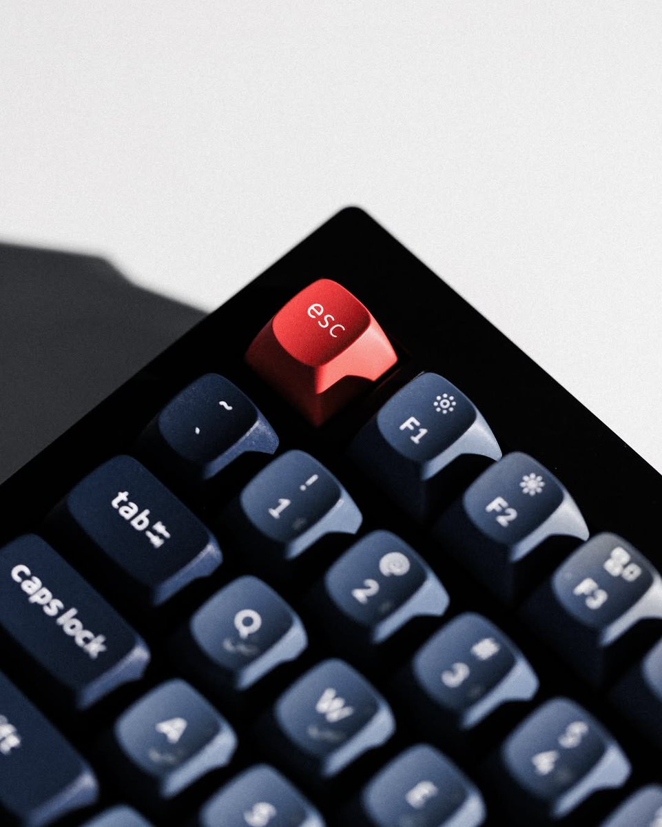 KeychronMK's tweet photo. Zoomed in on the little things that make a big impact. 
It's all in the details—escape included. 🔑

⌨️: Keychron V1 Max
📸@RashedAlpha_

#Keychron #KeychronV1Max #MechanicalKeyboard #CustomKeyboard #WirelessKeyboard #Keyboard https://t.co/dTRSBIhg0Z