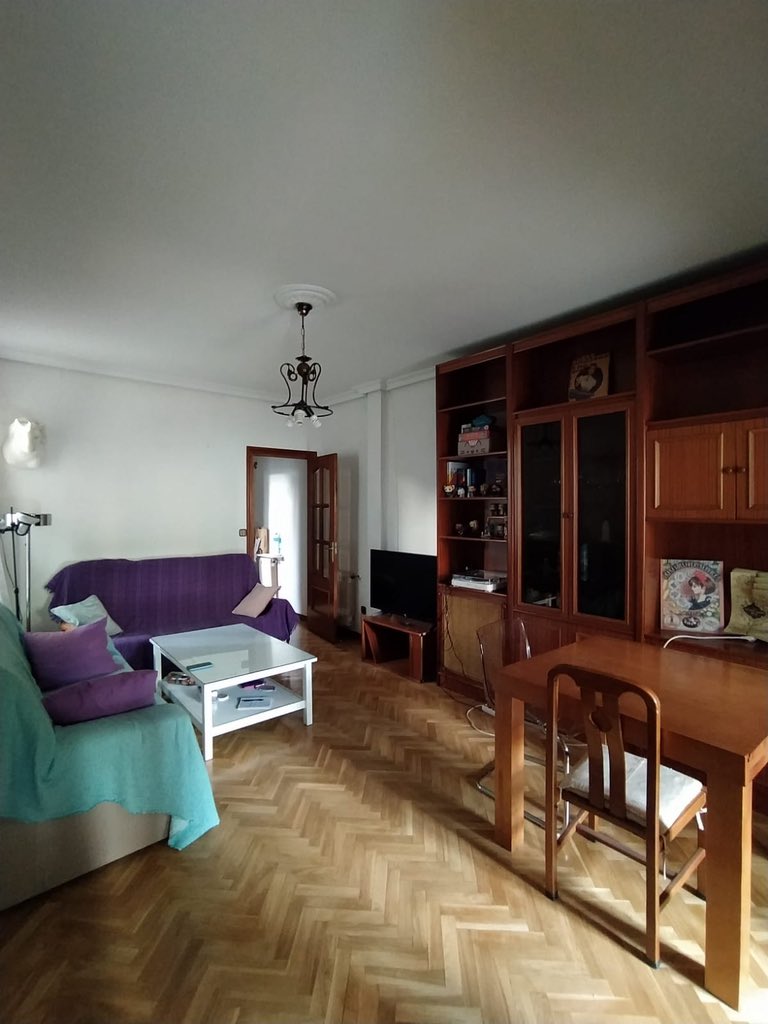 psiquelequele's tweet photo. @aaronmrtp Hola! En mi piso se quedan libres dos habitaciones para entrar en Julio, una más grande y otra más luminosa. Es la zona de Atocha, metro Palos de la Frontera, si te interesa escríbeme y te cuento más. https://t.co/IHnN3pUXPw