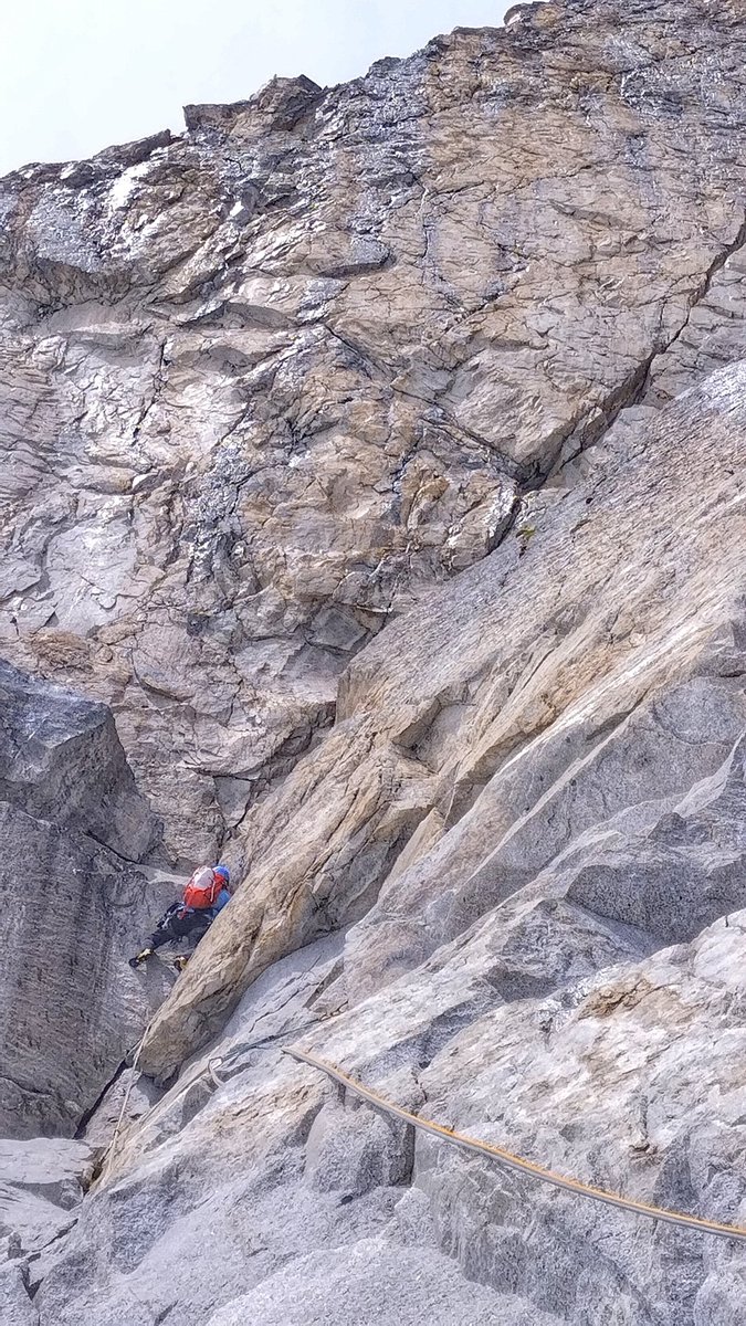 Una pared parece un dibujo, dentro de cada fisura, regleta, agujero estan las voces. Y cada movimiento que haces en ella es una sinfonia infinita de voces
