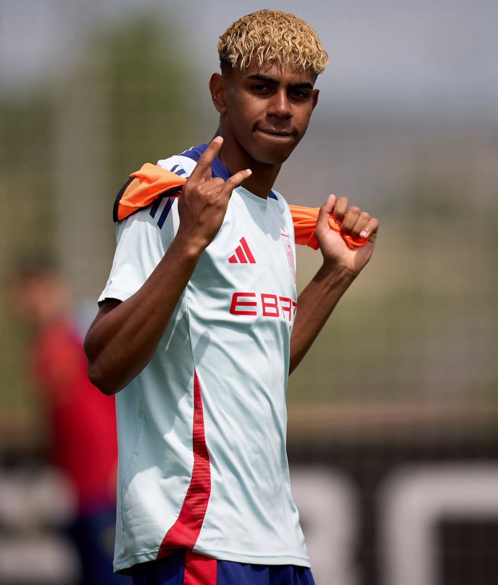 عجزت افهم منيكه اللي يقلل من لامين 

ويحطه في مقارنات غير مستحقه ويقلل منه ياخي ماتدري وش يبي بالضبط ماتدري هي محنه ولا منيكه ولا وش

اقسم بالله مواهب العالم بجهه ولامين لحاله بجهه