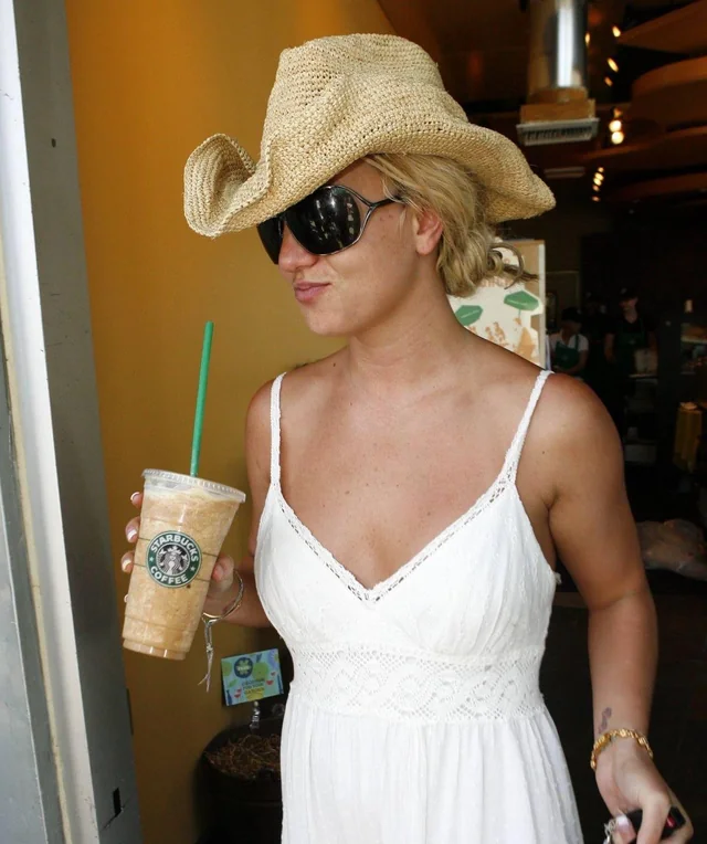 lowk I want Britney to do country music so bad... I think she'd be sooooooo good at it. Like the "oops I killed my husband hehe" type of country music 😭