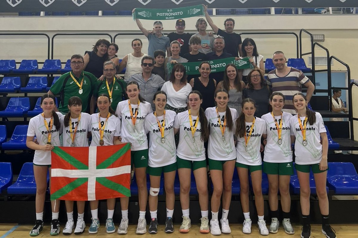 🏀➡️ #Baloncesto
#FEBInfantilF2025 #Huelva
MARTÍN DECO PATRONATO
<a href="/sdpatronato/">SD PATRONATO BILBAO</a>
Derrota ante <a href="/valenciabasket/">Valencia Basket Club</a> y <a href="/RCNTenerife/">Real Club Náutico de Tenerife</a> y victoria ante <a href="/CNHeliosBasket/">CNH Baloncesto</a>
Bonita experiencia y premio para chicas subcampeonas de <a href="/BizkaiaBasket/">Bizkaia Basket</a> y <a href="/Basketbasko/">Basketbasko</a>

<a href="/bilbaokirolak/">Bilbao Kirolak</a> <a href="/Kiroleskola/">Kirol eskola</a>