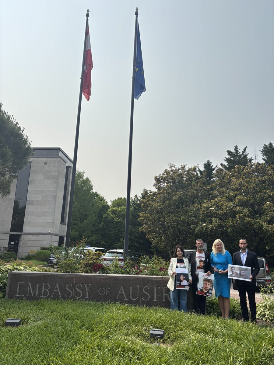 Tal Shoham visited us at the Embassy today. The 🇦🇹-🇮🇱 citizen was held hostage by the terrorist organization Hamas for 505 days. His accounts of his time in captivity are shocking. AT will continue to do everything to secure the release &amp; safe return of the remaining hostages.