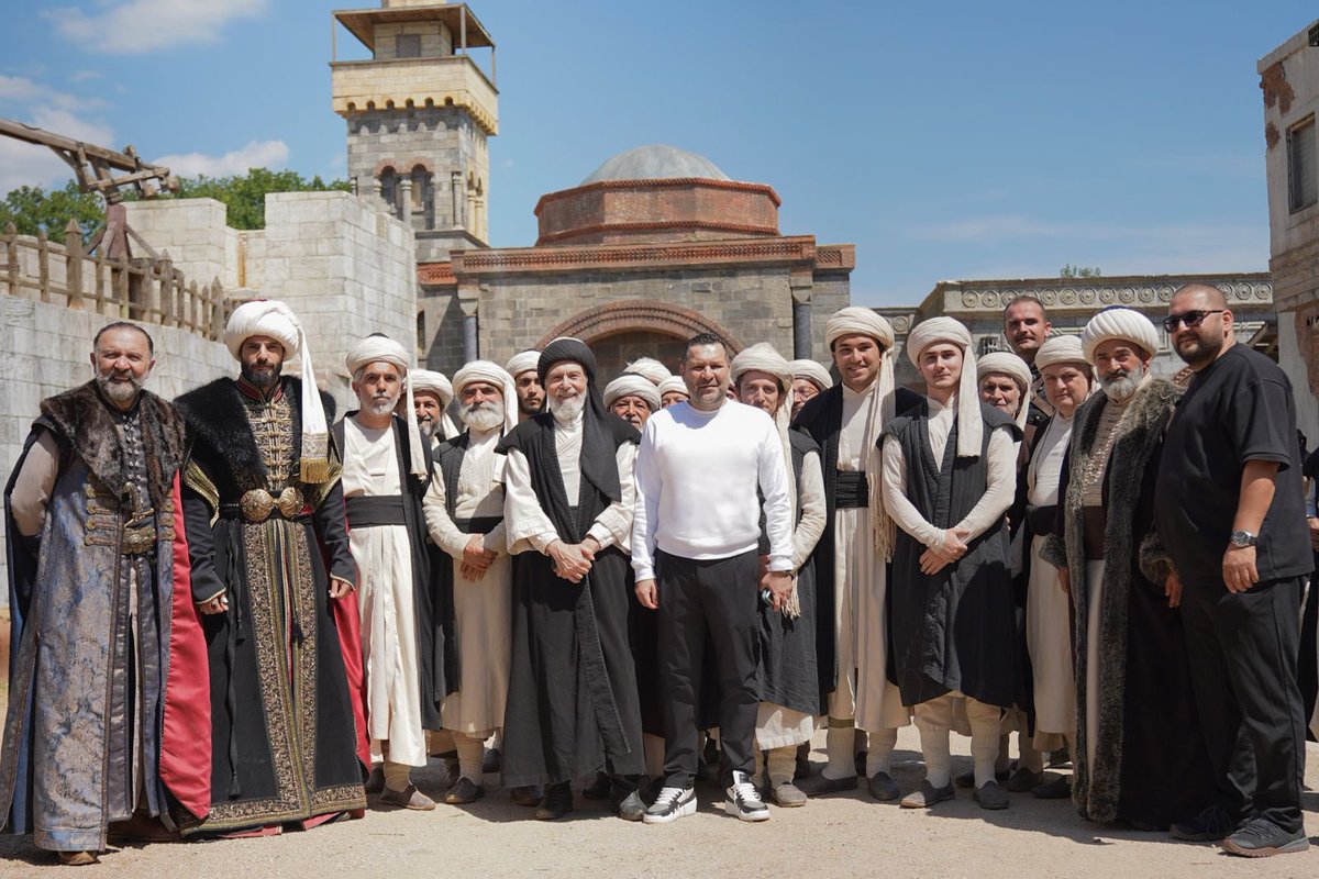 mehmeddizisitrt's tweet photo. Akşemseddin karakterini ustalıkla canlandıran kıymetli oyuncumuz Prof. Dr. Mim Kemal Öke’ye, emek ve katkılarından dolayı en içten teşekkürlerimizi sunarız. https://t.co/XEoMjaK9Wu
