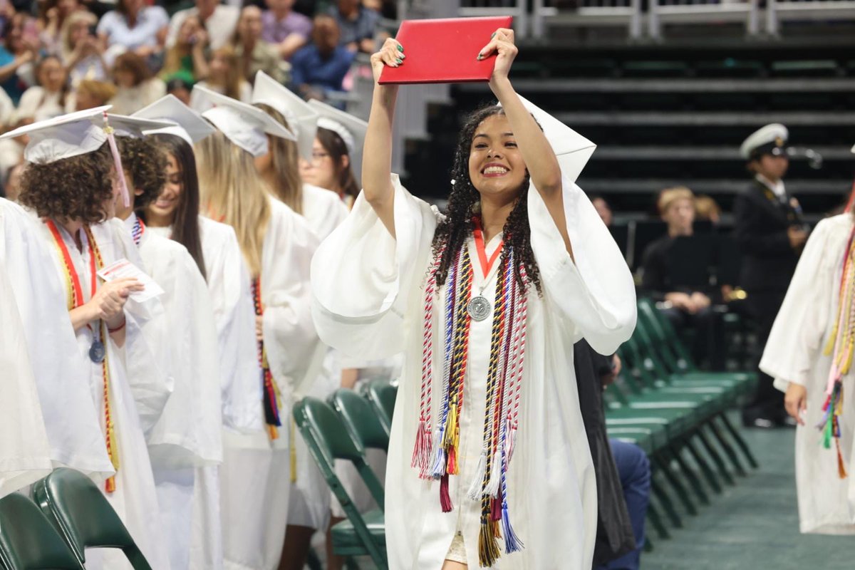 MDCPS's tweet image. Congratulations, @miamibeachSHS graduates! You’ve reached an incredible milestone, and today we celebrate your hard work, dedication, and all the dreams you’ll bravely chase. Here’s to your next exciting chapter. #Classof2025 #MDCPSGrad #YourBestChoiceMDCPS