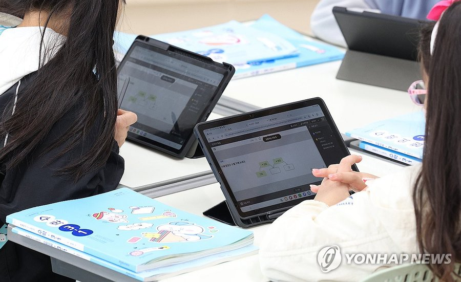 Lee Jae-myung planning to get rid of AI textbooks as part of the mandatory curriculum for students and degrade them to merely "assisting" material
tinyurl.com/3pxeuer9