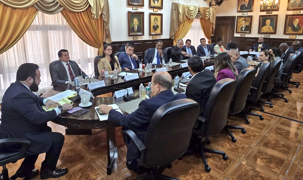 Diputada Scherly Arriaga (@_scherly) on Twitter photo Hoy veremos quienes están a favor de la democracia y quienes en contra ...
Quien se oponga a la aprobación del presupuesto para las elecciones deja en evidencia su ADN antidemócratica y golpista! <a href="/manuelzr/">Manuel Zelaya R.</a> Hoy veremos quienes están a favor de la democracia y quienes en contra ...
Quien se oponga a la aprobación del presupuesto para las elecciones deja en evidencia su ADN antidemócratica y golpista! <a href="/manuelzr/">Manuel Zelaya R.</a>