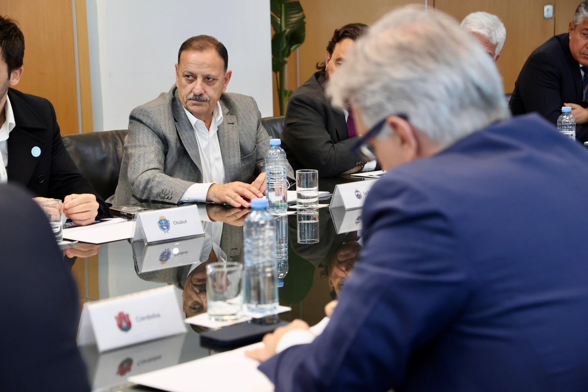 QuintelaRicardo's tweet photo. Junto a gobernadores de distintas provincias participamos de una nueva cumbre de gobernadores en el Consejo Federal de Inversiones (CFI), convocada para abordar dos temas urgentes como la brusca caída de la coparticipación federal y el freno total de la obra pública, especialmente la infraestructura vial.
Estamos aquí para alzar la voz en defensa de nuestras provincias porque la situación es crítica ya que la caída de recursos golpea de forma pareja a todas las jurisdicciones y compromete la calidad de vida de millones de argentinos y argentinas.
Desde La Rioja, ratificamos nuestra vocación de diálogo, pero también exigimos respuestas concretas y un modelo de país verdaderamente federal, donde las provincias no sean relegadas ni castigadas por diferencias políticas.