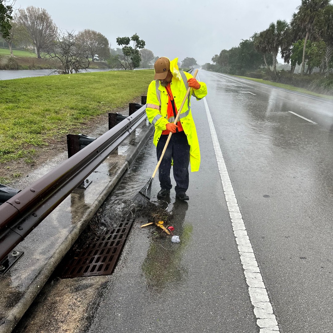 Since we're in for a very rainy week, The Highway and Bridge Maintenance Division has crews out in the field inspecting and clearing debris from County roadways and storm drains. All County-owned vacuum trucks have also been deployed. 
Details ➡️ ow.ly/5aQu50W3zoG