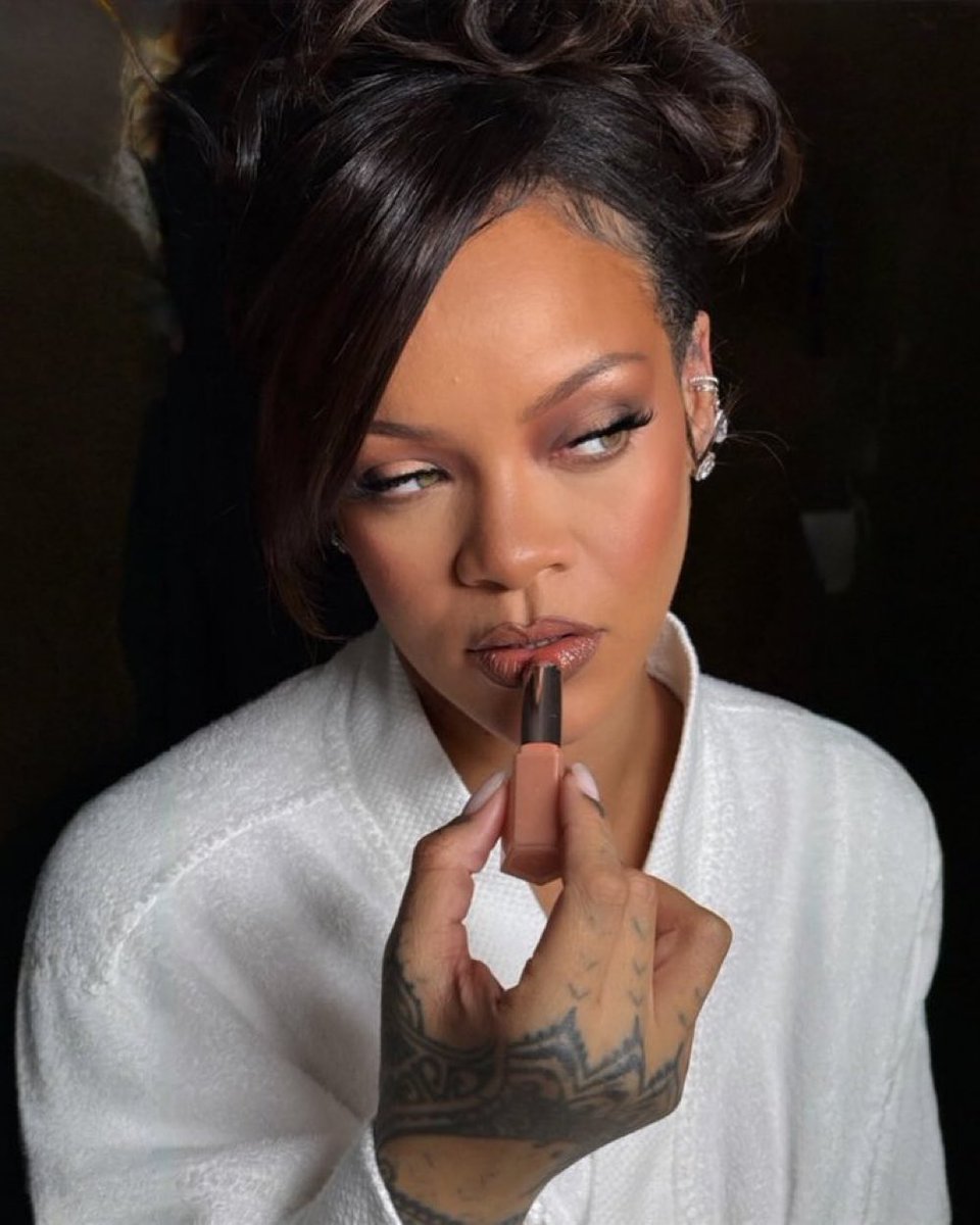 rihmemberdiz's tweet photo. According to Forbes, Rihanna can Buy Beyonce and has $300M left. https://t.co/bWldHwMppK