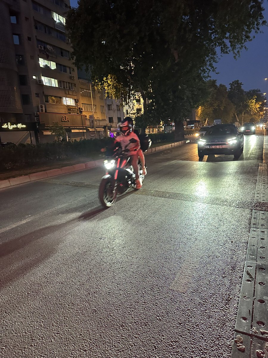 İzmir değişik yer amk karşıdan karşıya geçeceğim orta refüjlü  yol ikisi de aynı yöne gidiyor iki kere sağa bakmak lazım eziliyordum amk