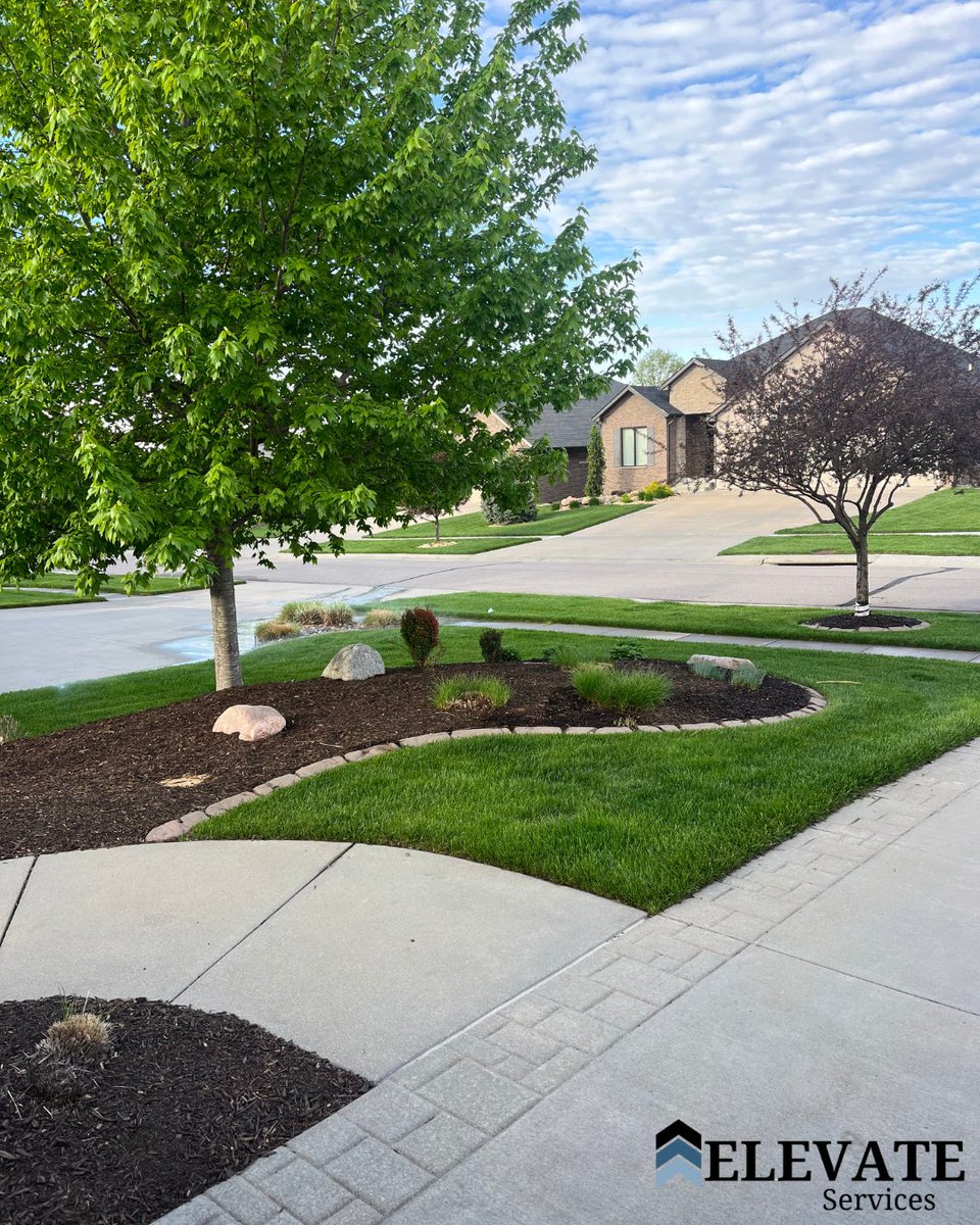 discoverelevate's tweet photo. Fresh mulch, clean edges, and curb appeal that speaks for itself. Another landscape transformation by the Elevate Services team. #elevateservices https://t.co/mh6gZdrPUV
