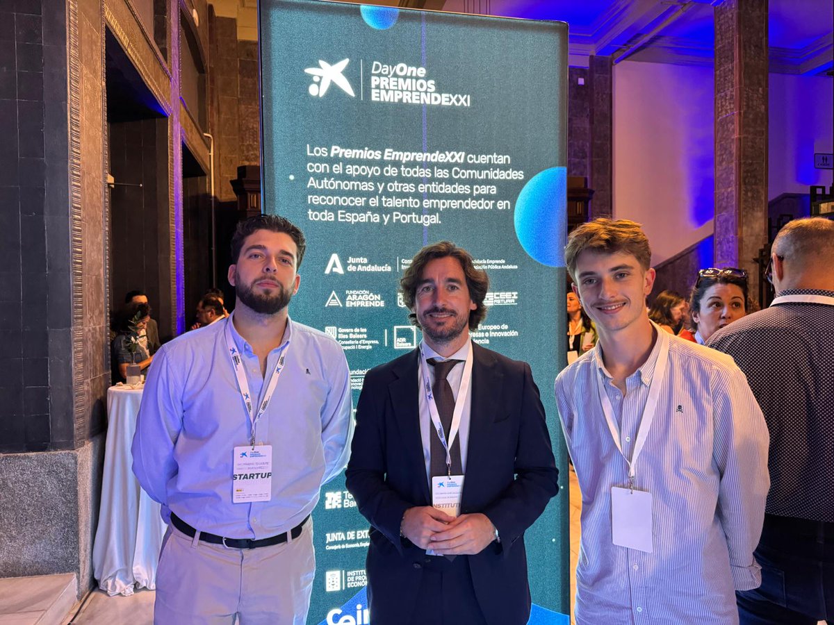 UniversidadAnd's tweet photo. 🏆 El DG de Fomento del Emprendimiento, Javier González, ha asistido al 18 aniversario de los #PremiosEmprendeXXI en #Madrid, donde se reconocen a las mejores startups tecnológicas del país.
🌿 La andaluza Agrointel ha resultado finalista en la categoría 'Impulso Agro'. https://t.co/TGnrSw2JC5