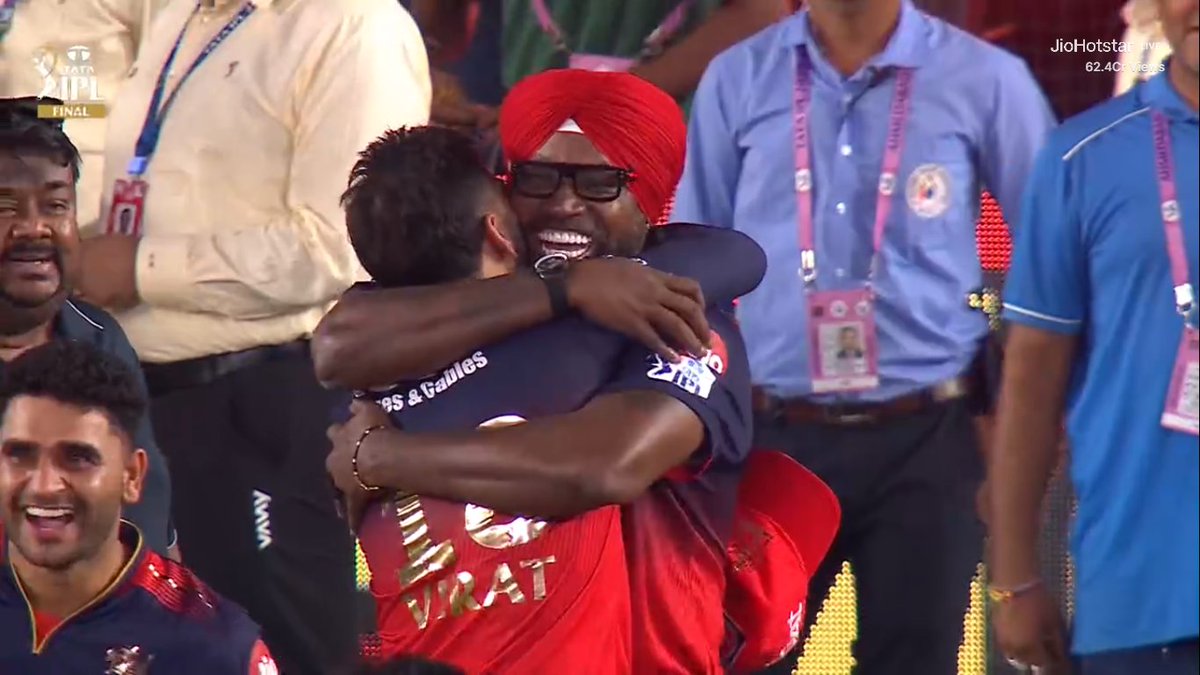 nkr10123's tweet photo. PAINT THE STREET'S IN RED ❤

AFTER FACING 2009, 2011 &amp; 2016 - WE'VE FINALLY DONE IT IN 2025.

RCB NATION, WE'VE WON THE IPL. 🏆 https://t.co/LxZsldKT7p