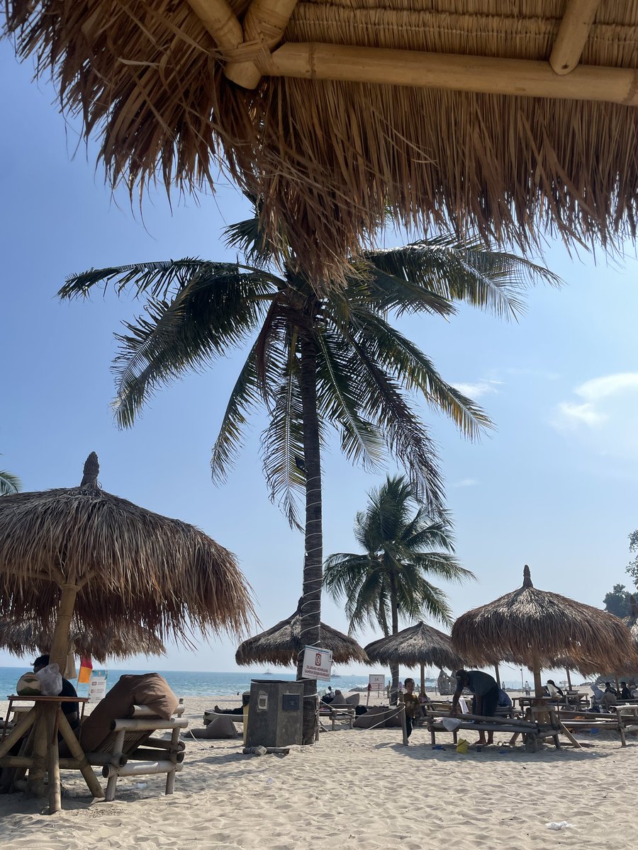 datshervy's tweet photo. Edisi #bengangbengong indah sambil meresapi semua yang ada dan nyusun ulang semuanya di kepala. 

Endless blue. No words, just waves.

🌴Rio By The Beach, Lampung https://t.co/88GCbqo5VX