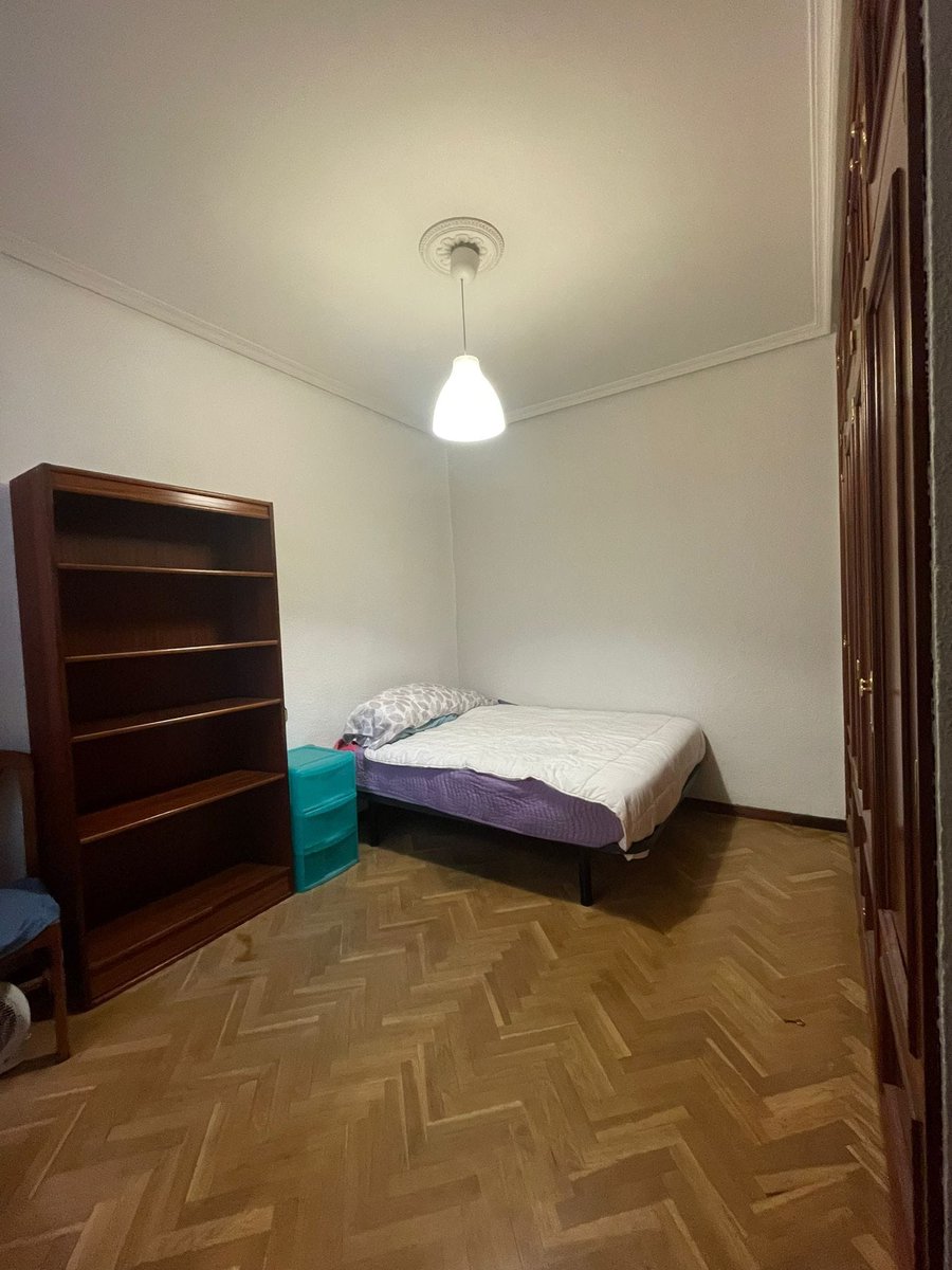 psiquelequele's tweet photo. @carrlosarocha Hola! En mi piso se quedan libres dos habitaciones para entrar en Julio, una más grande y otra más luminosa. Es la zona de Atocha, metro Palos de la Frontera, si te interesa escríbeme y te cuento más. https://t.co/hnBpJjIN7X