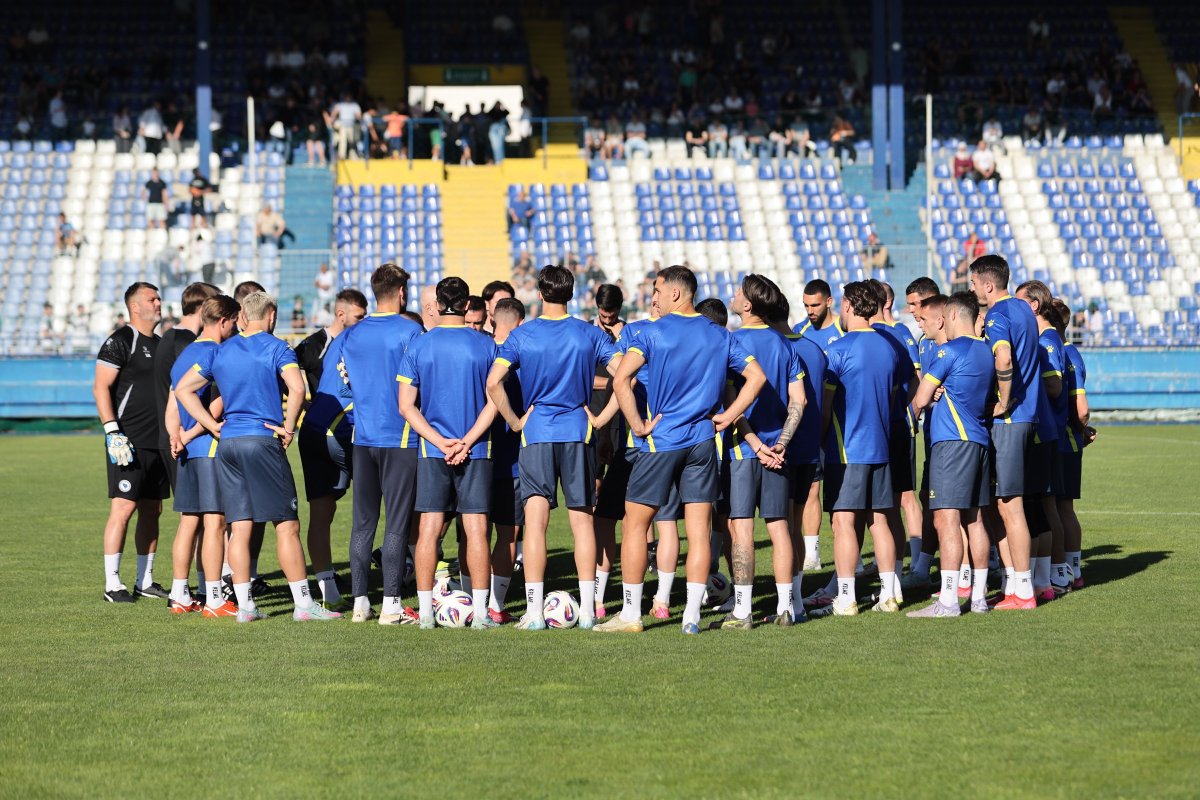 NFSBiH's tweet photo. 🔥 Sjajna atmosfera na otvorenom treningu Zmajeva na Grbavici!
Navijači, posebno oni najmlađi pružili su snažnu podršku reprezentativcima pred naredne utakmice. 💙
Hvala svima na dolasku! 🇧🇦
#Zmajevi #NSBiH https://t.co/OlAmvgCJ8p