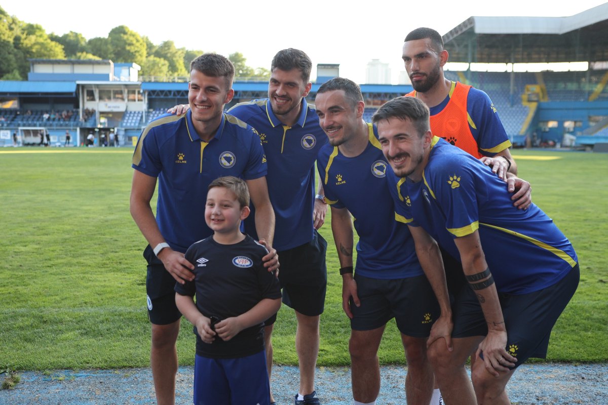 NFSBiH's tweet photo. 🔥 Sjajna atmosfera na otvorenom treningu Zmajeva na Grbavici!
Navijači, posebno oni najmlađi pružili su snažnu podršku reprezentativcima pred naredne utakmice. 💙
Hvala svima na dolasku! 🇧🇦
#Zmajevi #NSBiH https://t.co/OlAmvgCJ8p