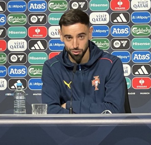 FrankEra_'s tweet photo. 🚨🗣️ | Bruno Fernandes on his future and turning down Al Hilal:

“There was an opportunity. The president called me and asked if I wanted to go there. 

“They were waiting for me. I spoke to Amorim. He asked me not to go. They didn’t want to sell me. They do NOT need the money.” https://t.co/ExLYP7eA6b