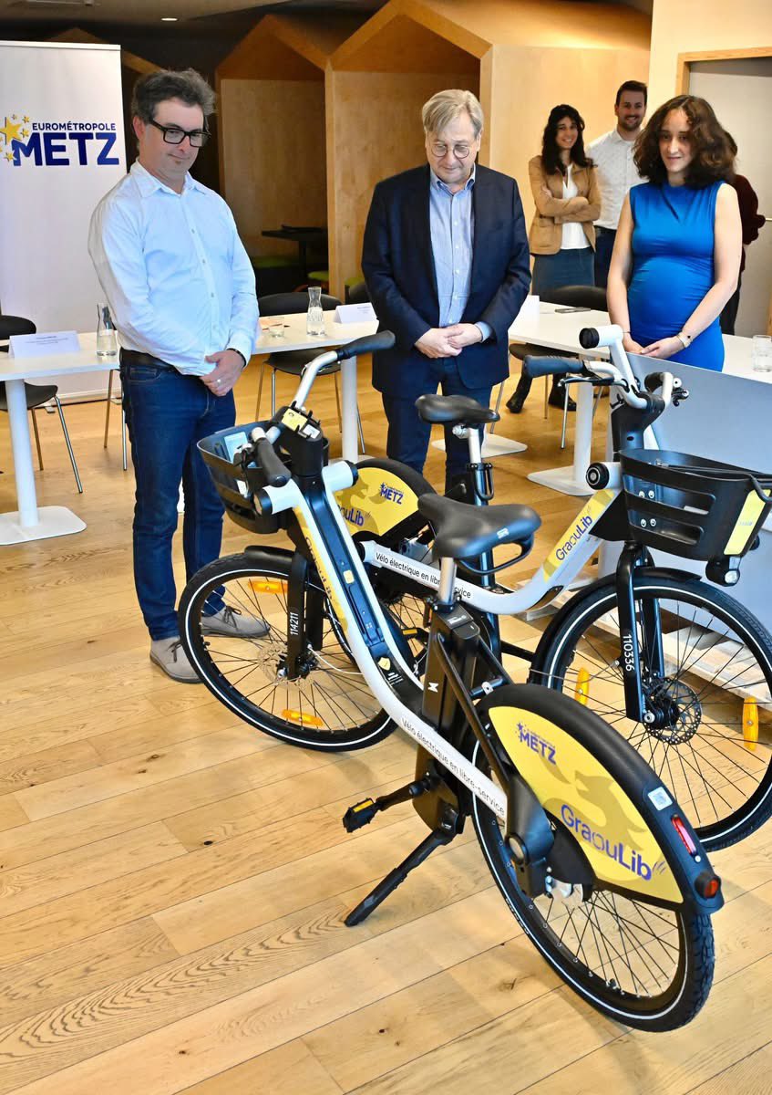GrosdidierMetz's tweet photo. ‼️🚴🏻 Les #vélos en libre-service GraouLib’ bientôt disponibles !
🚴♀️👍🏻 #Graoulib’ permettra de répondre à un large éventail de besoins.
📌👉🏻 Un service souple et pratique, adapté à tous ceux qui souhaitent utiliser le vélo pour des trajets courts dans la @VilldeMetz . https://t.co/2kzxO0lTVY