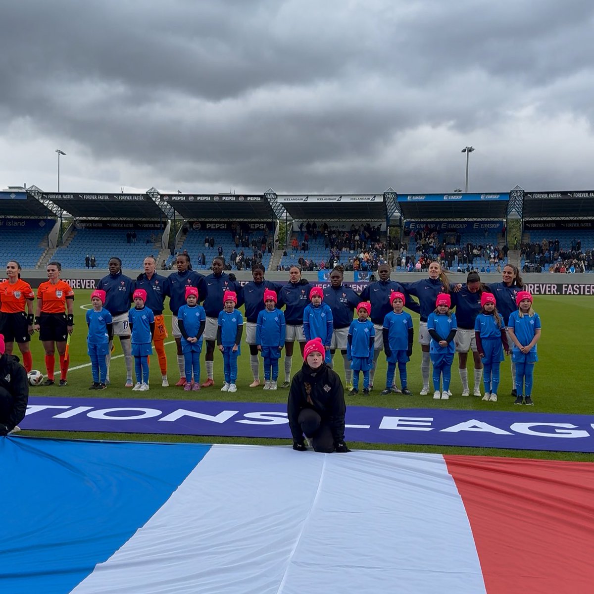 clem_reporter's tweet image. Plus de 3700 km, un voyage en sac ร dos et une tempรฉrature ressentie de -8ยฐ au mois de juin.
Suivre les Bleues jusquโen Islande, cโest รงa la passion. ๐ซฑ๐ปโ๐ซฒ๐ผ ๐ซ๐ท