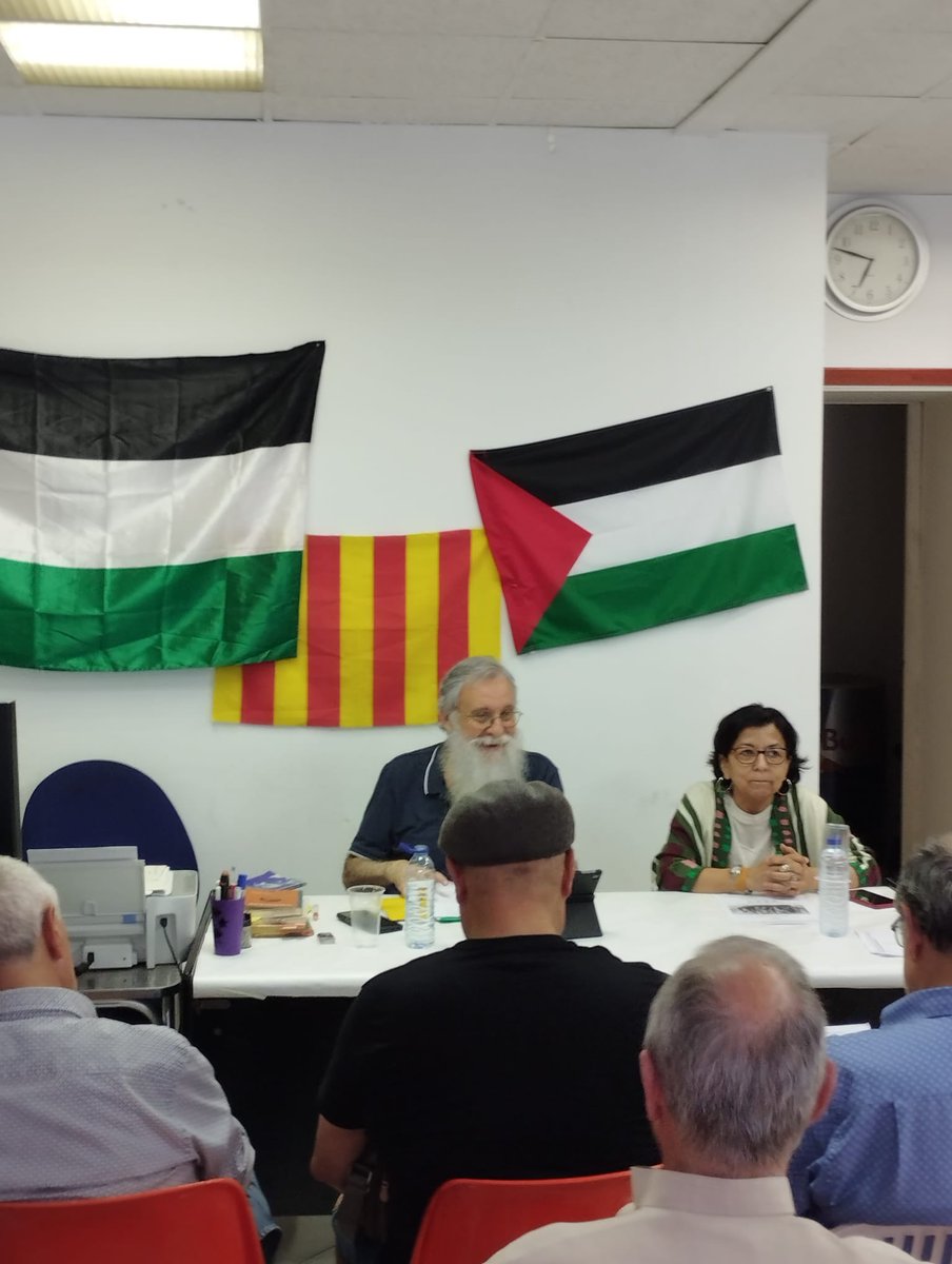 🗣️Ara mateix al nostre local, amb el Víctor Ríos, parlant de socialisme, ecologia i pau en el marxisme d’en Manuel Sacristán, amb motiu del centenari del seu neixement. 

#AnyManuelSacristán