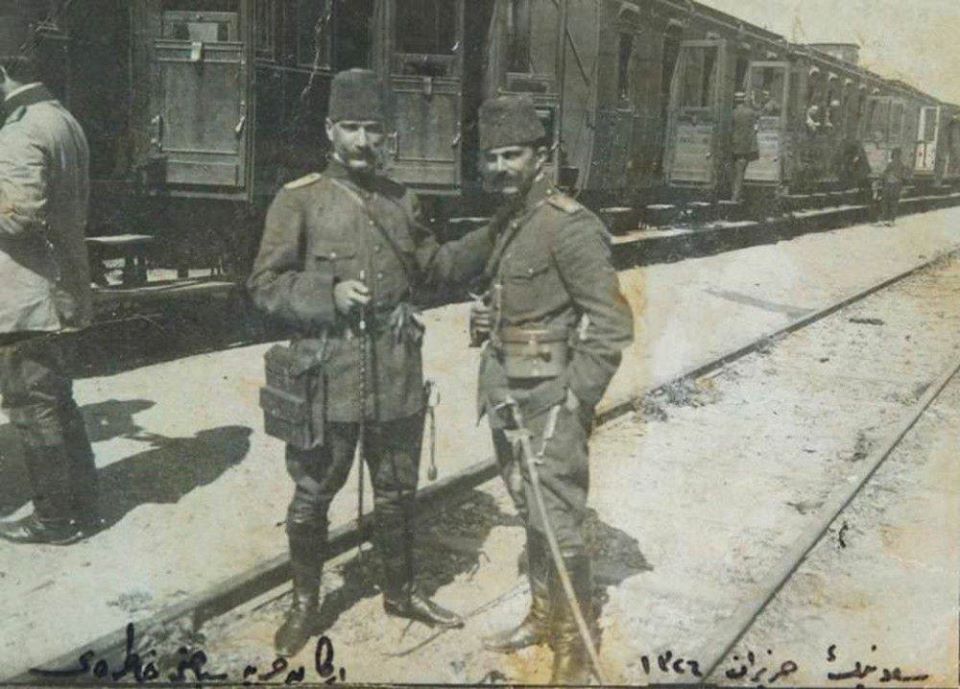 Mustafa Kemal, 19. Tümen Komutanı olarak Çanakkale Cephesine atandığında Kurmay Başkanı olarak İzzettin Bey'i istemişti. 
Arıburnu'nda, Anafartalar'da, Çanakkale'den sonra 16. Kolordu'da, Kurtuluş Harbinde omuz omuza her daim beraber savaştılar.   
Fotoğraf: 1910'da Selanik