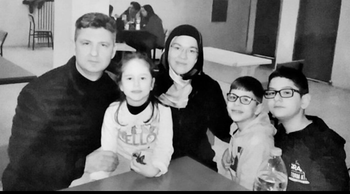 Baba Mehmet MELEŞ
Çorum CİK'te hücrede ..
⚖️
Anne Ayşe MELEŞ
Bakırköy CİK'te ..
⚖️
Çocukları
Selma
Erkan ve Serdar
6 yıldır babalarından
20 aydır da annelerinden ayrı..!
⚖️
Çocuklar Manisa'da,
82 yaşındaki hasta
ve yaşlı anneannede kalıyor ..!
⚖️
İnfazPaketinde AdaletArıyoruz