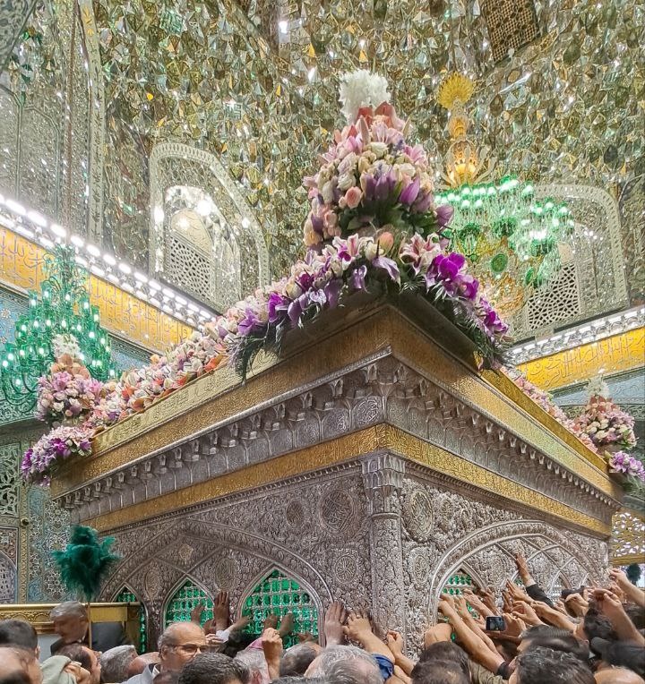 هر که بر زخم دل خویش شفا می‌خواهد 
خاك تو مرهم زخم است و غبار تو شفاست

#امام_رضا_جانم